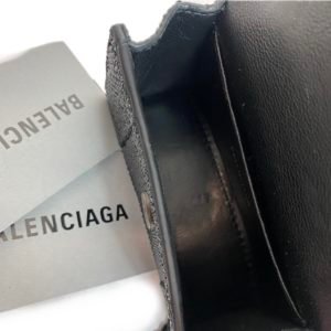 Balenciaga, Mini sac avec chaîne Hourglass et strass noir Une pièce incroyable à prix tout doux ! A noter : L’un des passants pour la ceinture est décousu (voir photos) Univers : Femme Type : Veste Marque : Dolce & Gabbana Nom du modèle : Trench en coton Couleur : Beige État : Très bon état, 4/5 Dimensions : Taille 44 IT Référence : X02137