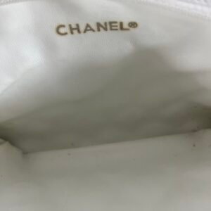 Chanel, pochette en cuir blanc
