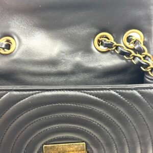 Chanel, Sac en cuir agneau surpiqures ondées.