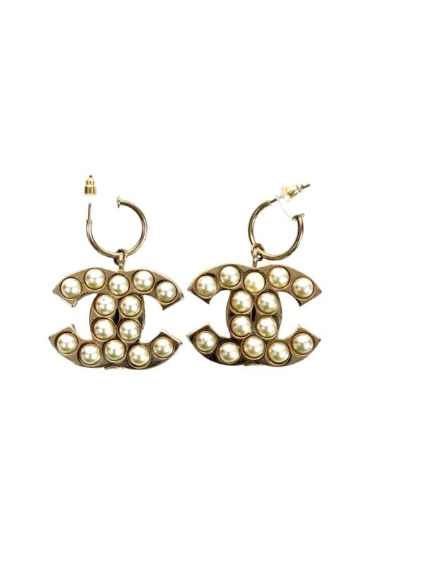 Chanel, Boucles d'oreilles CC perlé