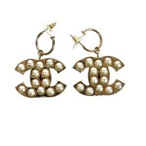 Chanel, Boucles d'oreilles CC perlé – Image 2